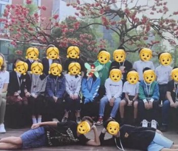 李嫣澄清与同学合照 这只是初二结束并非毕业证