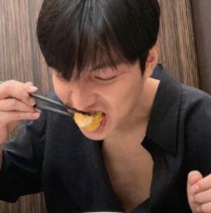 李敏镐晒照享用美食 对着镜头灿笑十分帅气阳光