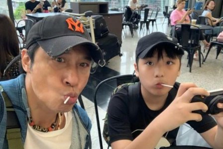 吴镇宇父子吃糖自拍 单凭颗糖也使孩子有所启发