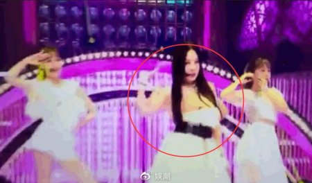 具荷拉跳舞裙子下滑 不慎走光依旧完成舞蹈表演