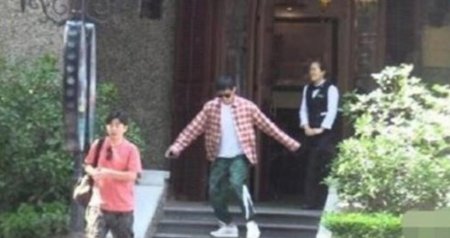 李晨分手后首现身 心情大好快乐得像个孩子一般