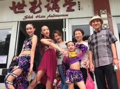 小S母女四人同框 从不缺席女儿们的学校舞蹈比赛