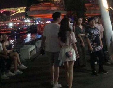 王思聪新网红女友 两人手牵手同行玩遍新加坡