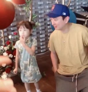 王思聪带美女买鹿 王思聪“动物园”再添一成员