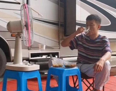 文章罕见分享近况 喝酒与电风扇碰杯生活令人唏嘘