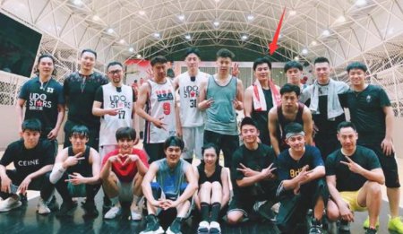 李晨分手与郑凯打球 笑容满面似乎未受分手影响