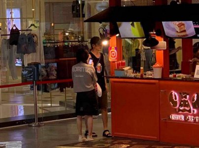 白宇刘萌萌同游泰国 俩人互相喂食恋情终于被证实