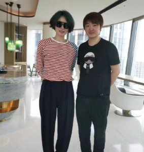 王菲染绿色头发 带着超大黑超相当年轻有活力