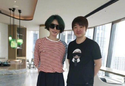 王菲染绿色头发 独特的时尚造型依旧完美hold住