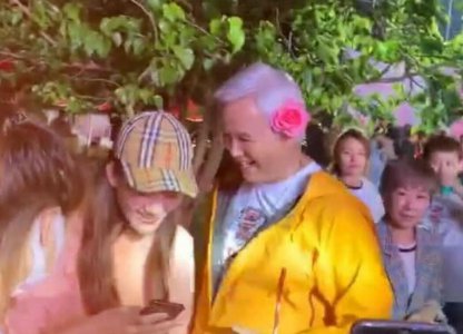林瑞阳被美女涂口红 张庭不介意老公与员工过于亲密