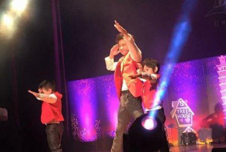 林志颖Kimi同台表演 父子俩舞蹈动作同步默契十足