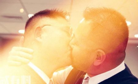 虎二和虎炮炮的结婚照 虎二是同性恋吗