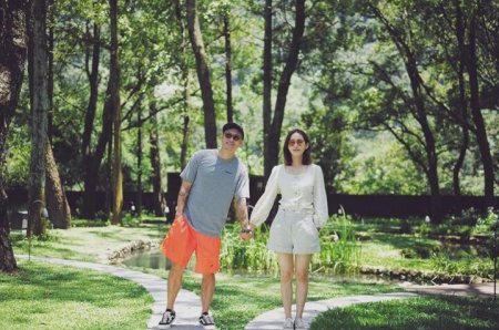 余文乐夫妇泡温泉 王棠云在温泉池中犹如出水芙蓉