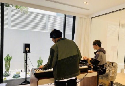 昆凌晒周杰伦录新歌 在自己忙碌行程中也没忘写歌