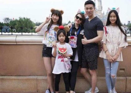 小S一家人游迪士尼 三个女儿大长腿十分的抢镜