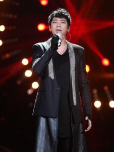 歌手信承认开小号 只因为想要默默关注女儿
