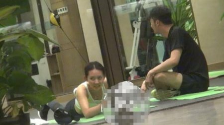 印小天新恋情曝光 两人做瑜伽还帮女子压腿非常亲密