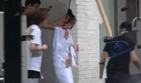 关晓彤穿浴袍出门 身材高挑的她还双手紧捂防走光