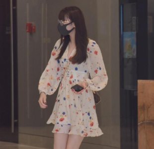 迪丽热巴留齐刘海 搭配印花裙长发飘飘似仙女