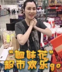 洪欣素颜现身超市 笑容满面并且为女儿疯狂购物