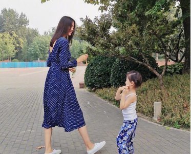 张梓琳3岁女儿身高 Evelyn身高直达妈妈腰间了