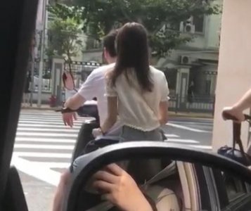 王思聪骑电动车被遇 后座的白衣美女疑似新女友