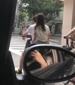 王思聪骑电动载美女 美女紧抓王思腰部关系亲密