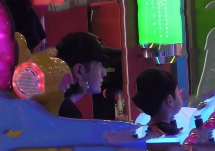 黄晓明带娃打电玩 黄晓明以绝对优势零分了小海绵
