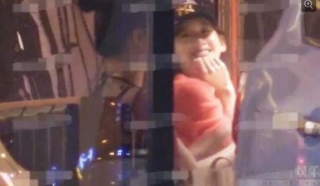 奶茶妹妹与朋友聚餐 全程面露笑容心情十分舒畅