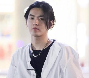 吴亦凡瘦回颜值巅峰 扎起小辫子秀气十足