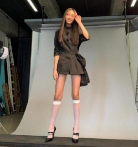 任达华女儿晒花絮照 大长腿抢镜气质完全不输超模