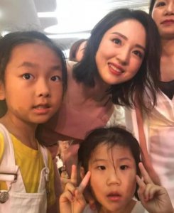 董璇离婚后首现身 和粉丝们热情互动疑似未受影响