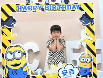 沙溢夫妇为儿子庆生 一家三口在镜头前甜蜜互动