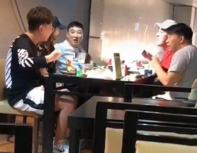 王思聪与友人聚餐 与好友侃侃而谈无视被冻结股权