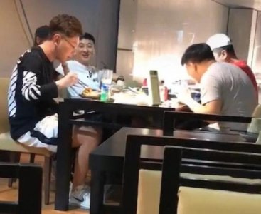 王思聪与友人聚餐 整个人看上去十分开心状态佳