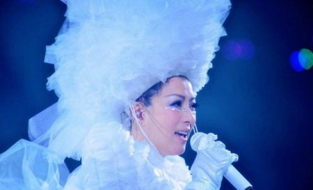 郑秀文演唱会落泪 人生每个阶段都会有不同的领悟