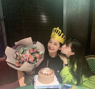 欧阳娜娜为妈妈庆生 妈妈手捧鲜花一脸幸福看着镜头