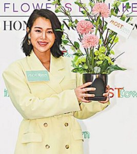 胡杏儿二胎后亮相 透露哥哥很疼爱弟弟但有时会吃醋