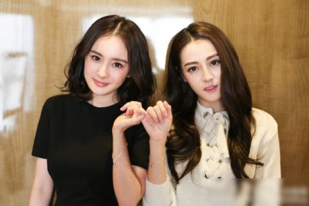 网友偶遇迪丽热巴颜值逆天 却说杨幂也有点比不上了