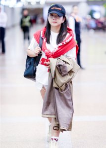 衣服不好好穿系列 毛衣当围巾 外套滑落 这么过分还挺美的