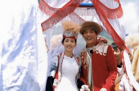 向佐郭碧婷婚礼 两人提前在草原预演了一遍婚礼