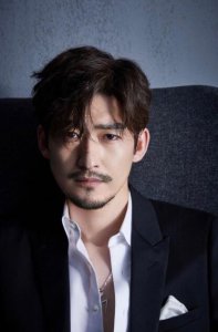 张翰晒老年妆自侃 满面沧桑完全认不出是同一个人