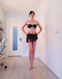 李艾产后照曝光 身材挺拔丰盈凹凸有型恢复得非常好