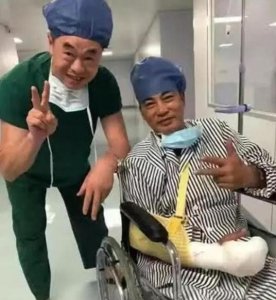 任达华手术后坐轮椅照片曝光 表情轻松对着镜头摆耶