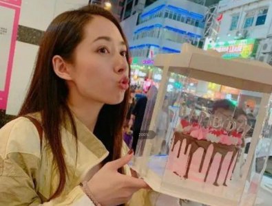 郭碧婷为向佐做蛋糕 烤糊了好几个才做好非常用心