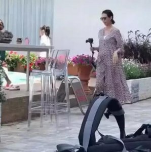 蔡少芬挺孕肚拍照 跪在地上为女儿拍照孕肚明显
