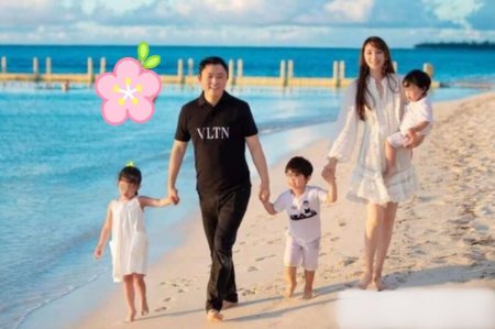 吴佩慈一家5口曝光 一家人在沙滩上漫步画面温馨