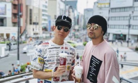 周杰伦林俊杰喝奶茶 现身在日本街头化身潮人酷盖
