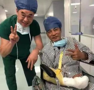 任达华微笑出院 目前手术后整个人的精神状态很好