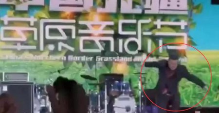 韩磊演出舞台摔倒 用自我调侃方式巧妙化解尴尬